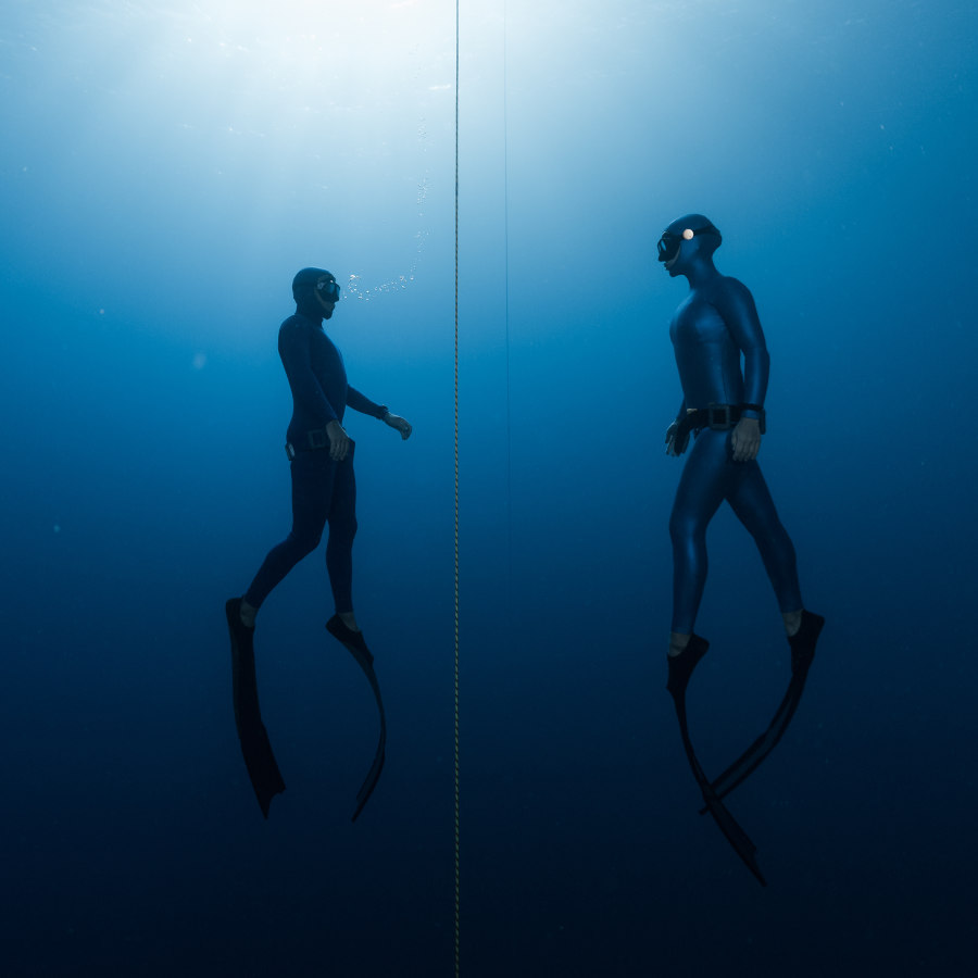 freedivers train in the ocean with diving computer divebud